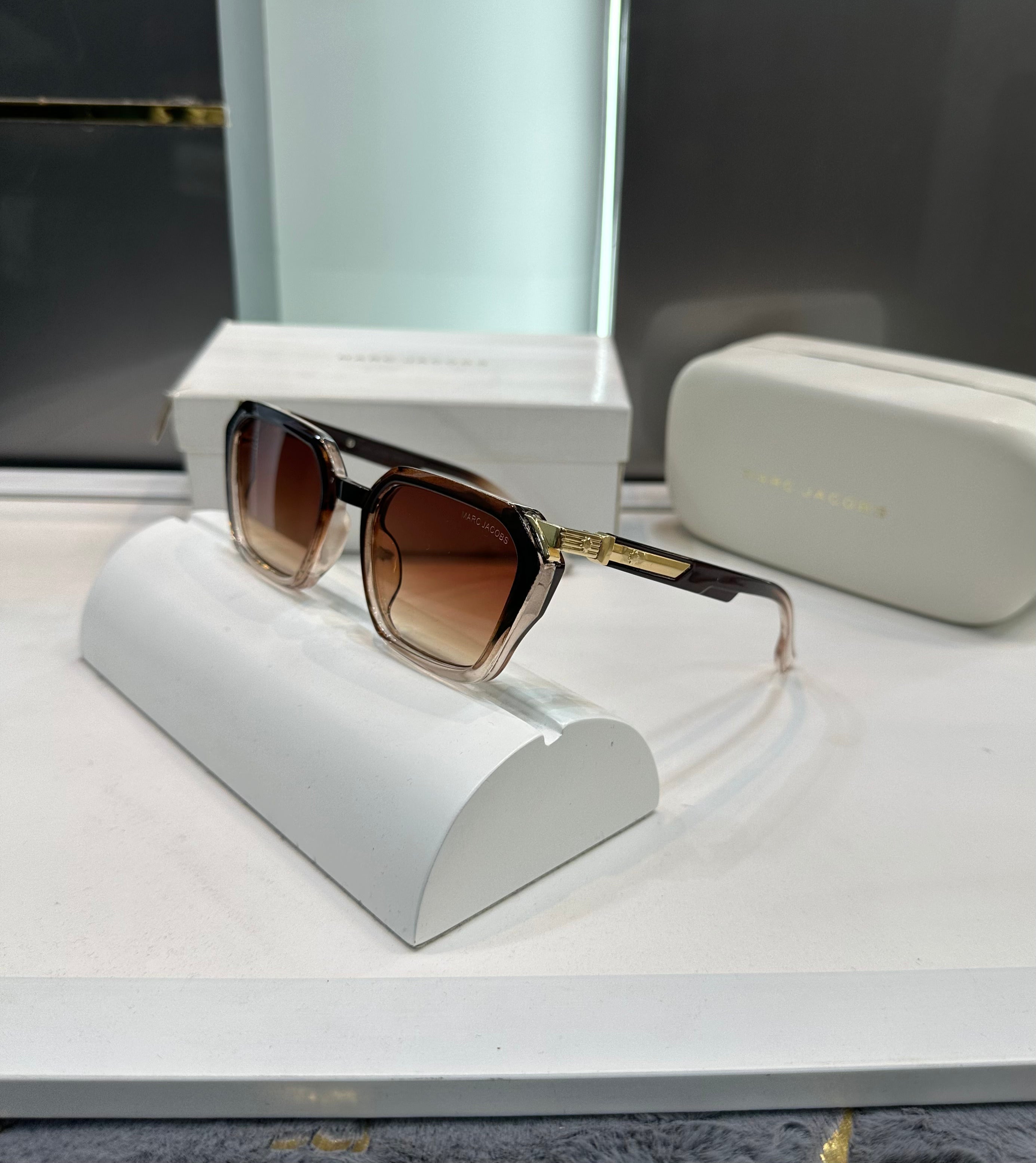 Mar c Jacob s Gold Brown 2019 Ultimate Luxury Shade With Original Packaging